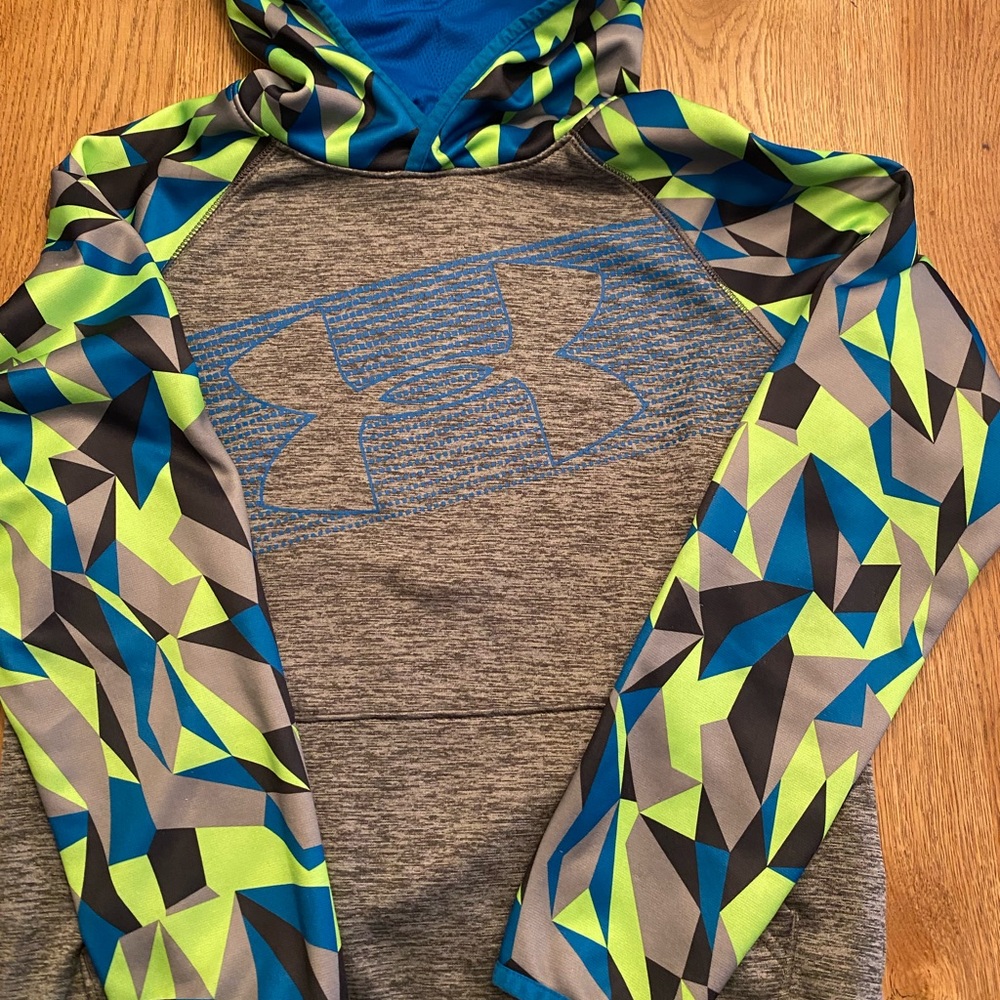 Under Armour big boys sweatshirt hoody size M preworn
